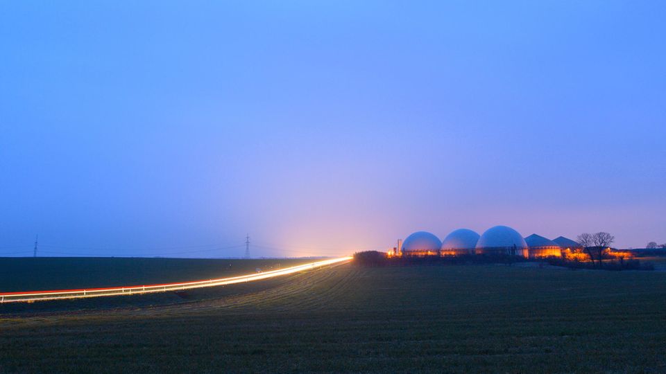 Biogasanlage im Morgenlicht in Sachsen-Anhalt