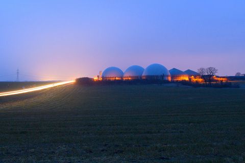 Biogasanlage im Morgenlicht in Sachsen-Anhalt