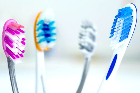 Zahnbürste mit verschiedene Farben der Borsten