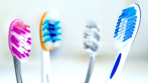 Zahnbürste mit verschiedene Farben der Borsten