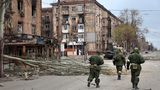 Soldaten marschieren durch die Stadt