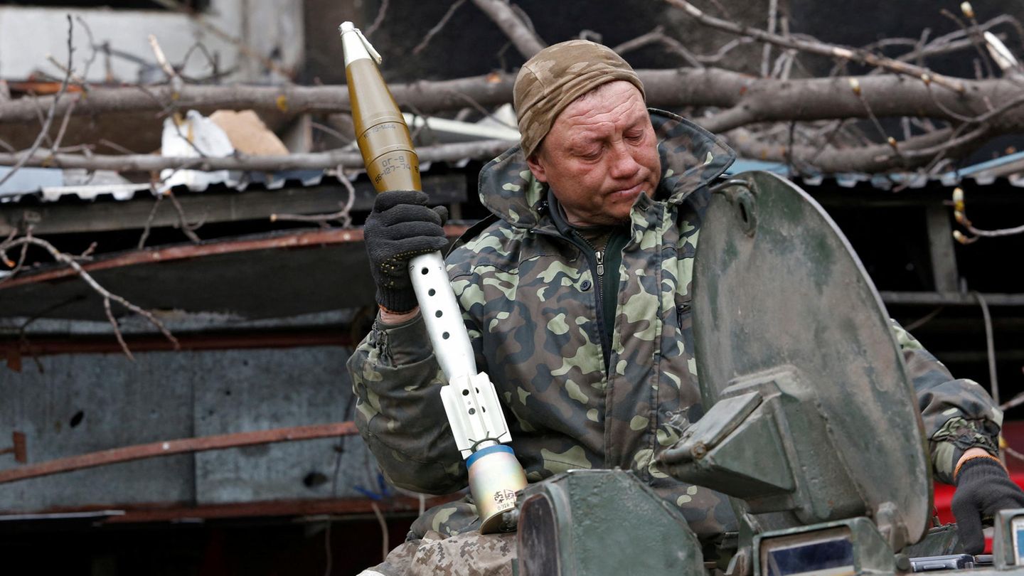 Soldat bewaffnet sich