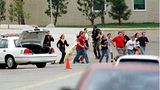 Schülerinnen und Schüler fliehen am 20. April 1999 von einem Amoklauf an der Columbine High School im US-Bundesstaat Colorado