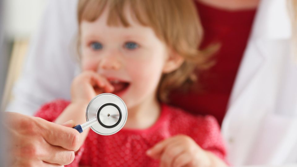 Ein Kind mit Mutter beim Arzt als Symbolfoto für Artikel über Hepatitis