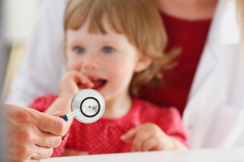Ein Kind mit Mutter beim Arzt als Symbolfoto für Artikel über Hepatitis