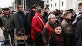 Bürger in Mariupol stehen für Hilfgsüter an