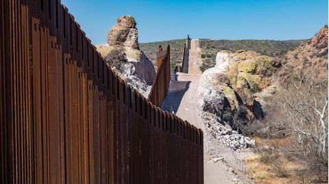 Der Zaun an der Grenze der USA zu Mexiko im Guadalupe Canyon nahe der Kleinstadt Douglas im Bundesstaat Arizona (Archivbild)