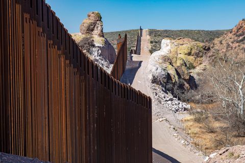 Der Zaun an der Grenze der USA zu Mexiko im Guadalupe Canyon nahe der Kleinstadt Douglas im Bundesstaat Arizona (Archivbild)