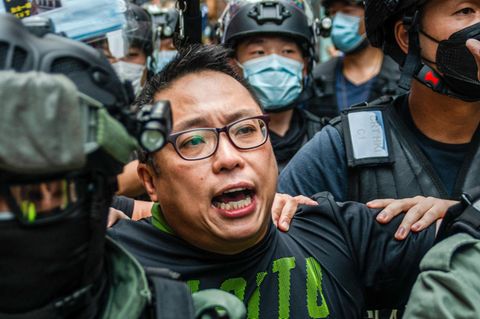 Tam Tak-chi wird bei einer Demonstration in Hongkong im Mai 2020 verhaftet