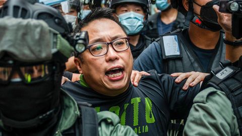 Tam Tak-chi wird bei einer Demonstration in Hongkong im Mai 2020 verhaftet