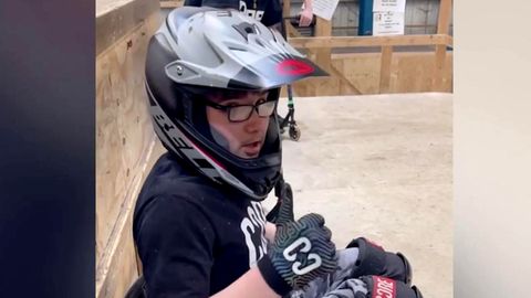 Zwölfjähriger Brite macht Saltos im Rollstuhl