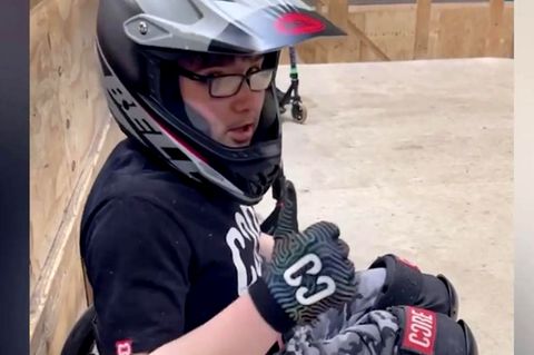 Zwölfjähriger Brite macht Saltos im Rollstuhl