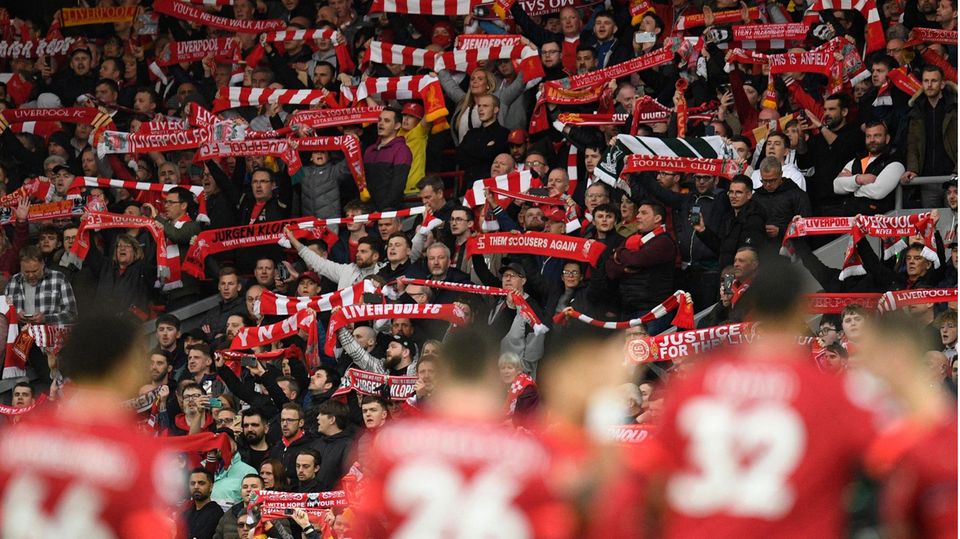 Fans  an der Liverpooler Anfield Road bekunden Unterstützung für Cristiana Ronaldo