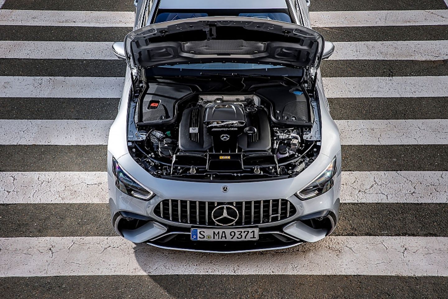Unter der Fronthaube arbeitet im Mercedes AMG GT 63 S E Performance ein V8-Benziner