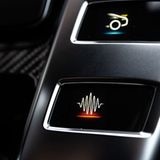 Über einen Knopf am Lenkrad lassen sich im Mercedes AMG GT 63 S E Performance die Fahrprogramme einstellen