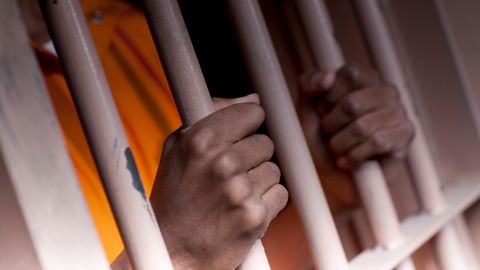 Ein Mann hinter Gittern als Symbolfoto für einen Fall in den USA