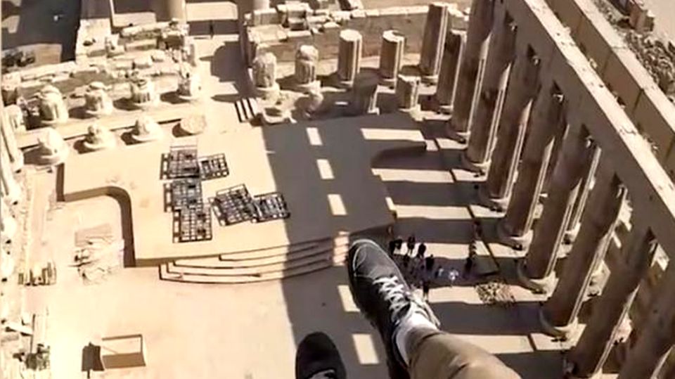 Karnak-Tempel: Atemberaubende Aufnahmen von Paragleiter aus der Luft Karnak-Tempel: Atemberaubende Aufnahmen von Paragleiter aus der Luft