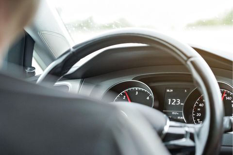Ein Mann sitzt am Steuer eines Autos