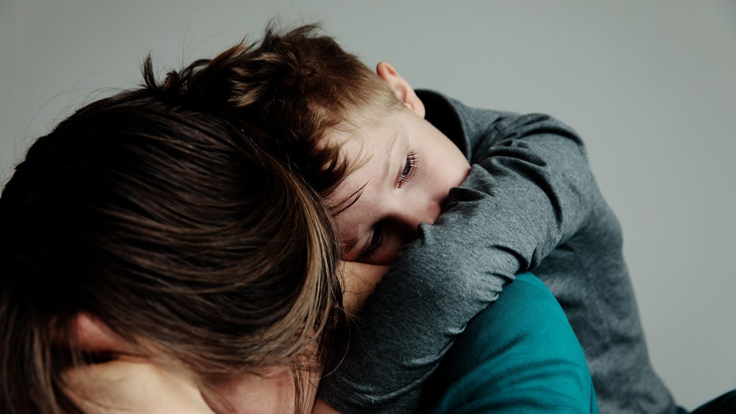 Frau und Kind sind traurig