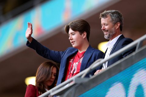 Der dänische Prinz Christian (links), gemeinsam mit seinem Vater Kronprinz Frederik beim EM-Halbfinale England - Dänemark
