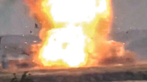 Ein Panzer wird von einer Rakete Zerstört – das Video stammt angeblich aus der Ukraine