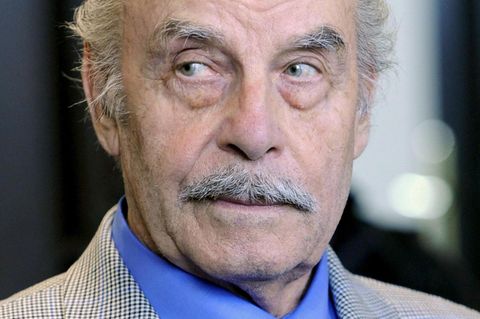 Josef Fritzl nach seiner Verhaftung. Bald könnte er eine Hafterleichterung bekommen.
