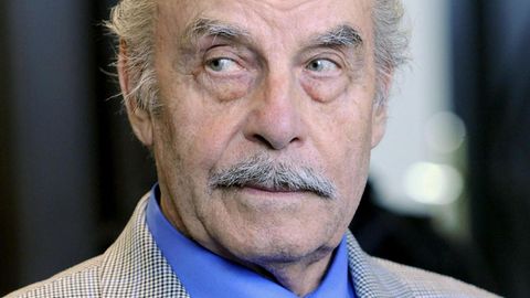 Josef Fritzl nach seiner Verhaftung. Bald könnte er eine Hafterleichterung bekommen.