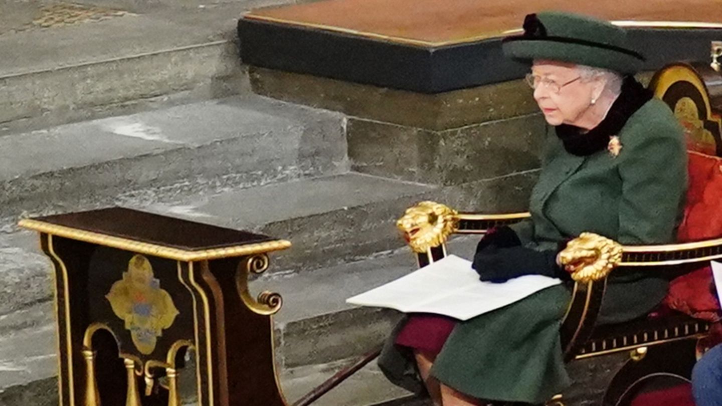 Die Queen beim Gedenkgottesdienst für ihren verstorbenen Ehemann Philipp im März 2022 Die Queen beim Gedenkgottesdienst für ihren verstorbenen Ehemann Philipp im März 2022