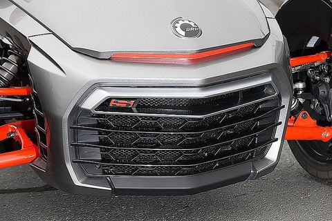 Die Front des CanAm Spyder F3 erinnert an einen Pkw-Kühler