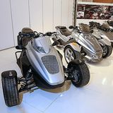 Der CanAm Spyder F3 stammt vom Snowmobile ab, wie die Reihe der Prototypen ahnen läßt