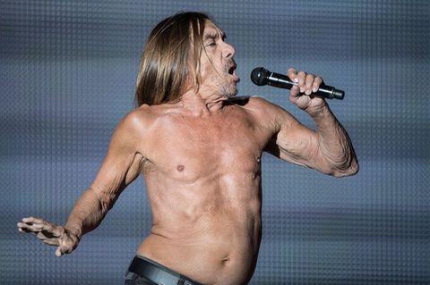 Der "Godfather of Punk" Iggy Pop oberkörperfrei bei einem Konzert