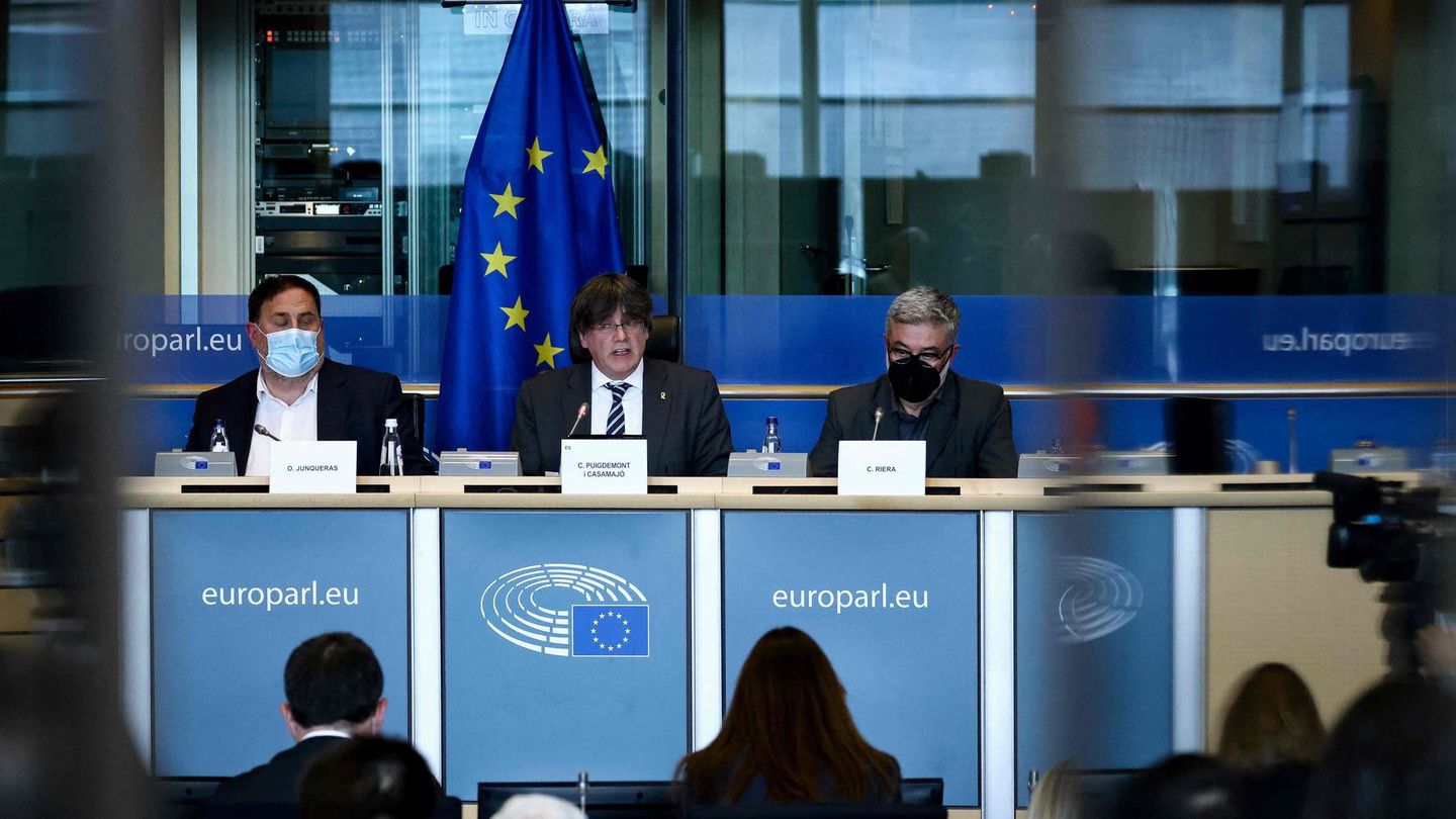 Auf einer Pressekonferenz kündigte der im Exil lebende frühere Regionalpräsident Carles Puigdemont (Mitte) und Mitglied des EU Parlaments am Dienstag in Brüssel juristische Schritte gegen alle Verantwortlichen an.