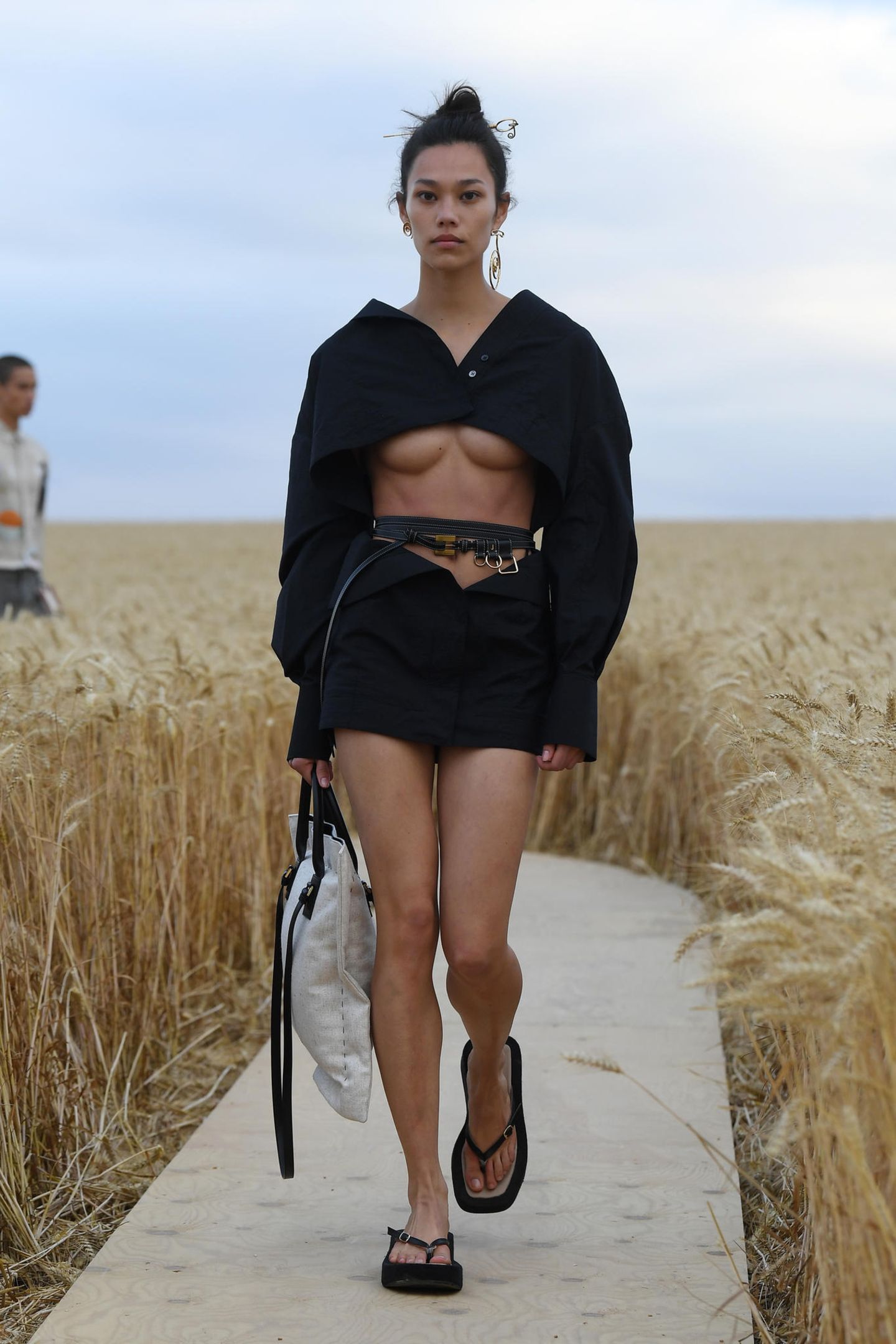 Kombiniert mit einem anderen Trend, dem Underboob.