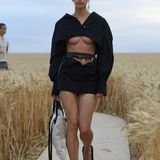 Kombiniert mit einem anderen Trend, dem Underboob.