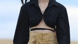 Eine fast schon zurückhaltende Variante des Pin-Top von Jacquemus.