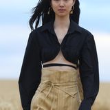 Eine fast schon zurückhaltende Variante des Pin-Top von Jacquemus.