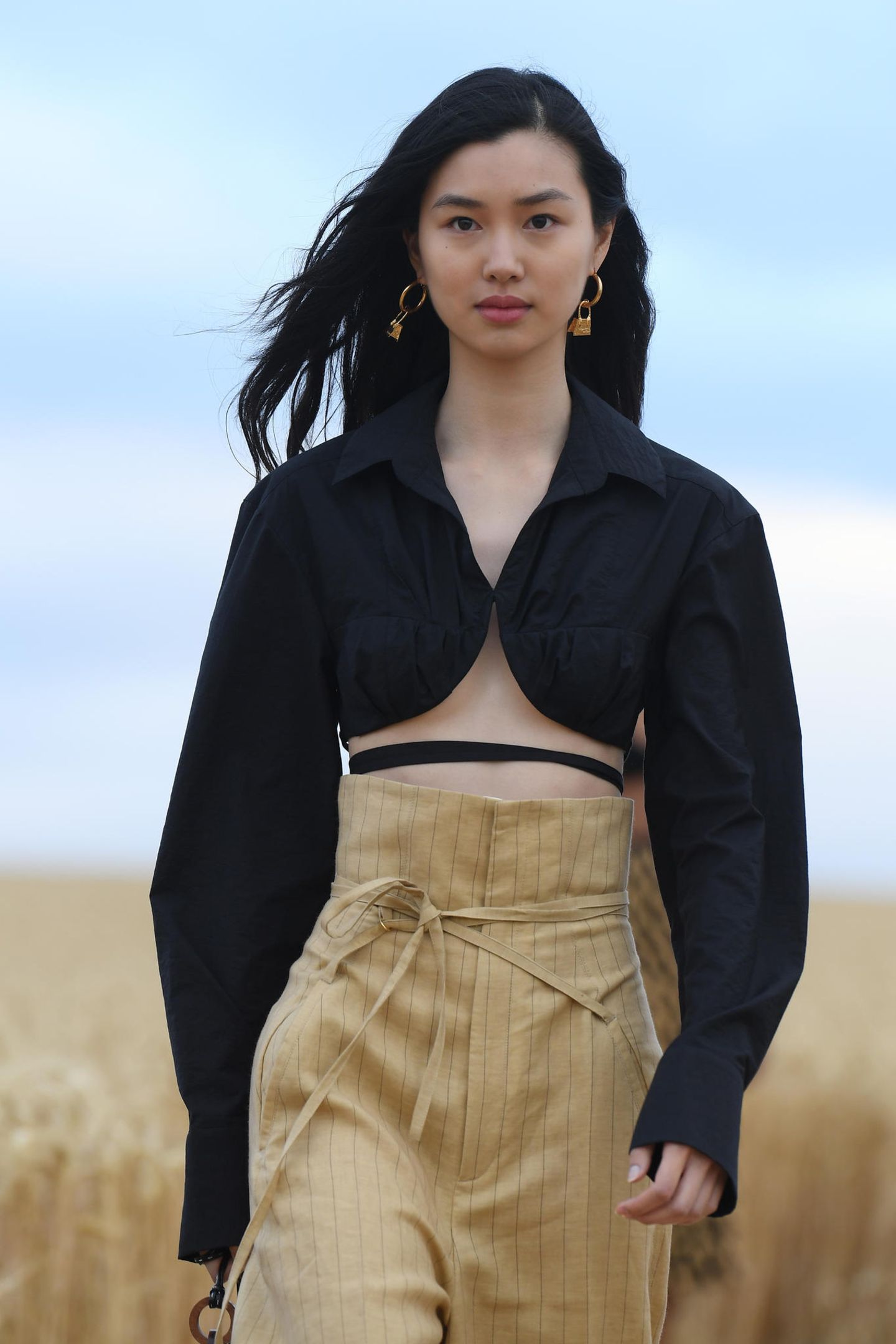 Eine fast schon zurückhaltende Variante des Pin-Top von Jacquemus.