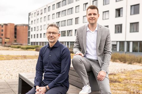 Chefarzt Gernot Langs mit dem Klinikleiter Timon Gripp vor ihrer Klinik