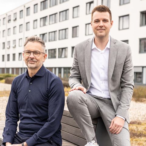 Chefarzt Gernot Langs mit dem Klinikleiter Timon Gripp vor ihrer Klinik