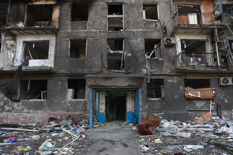 Zerstörtes haus in Mariupol