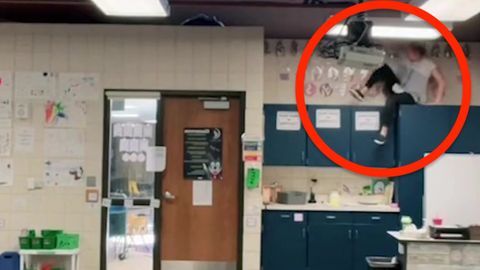 Lehrerin zeigt Geheim-Versteck im Klassenraum – und begeistert auf TikTok