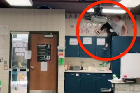 Lehrerin zeigt Geheim-Versteck im Klassenraum – und begeistert auf TikTok