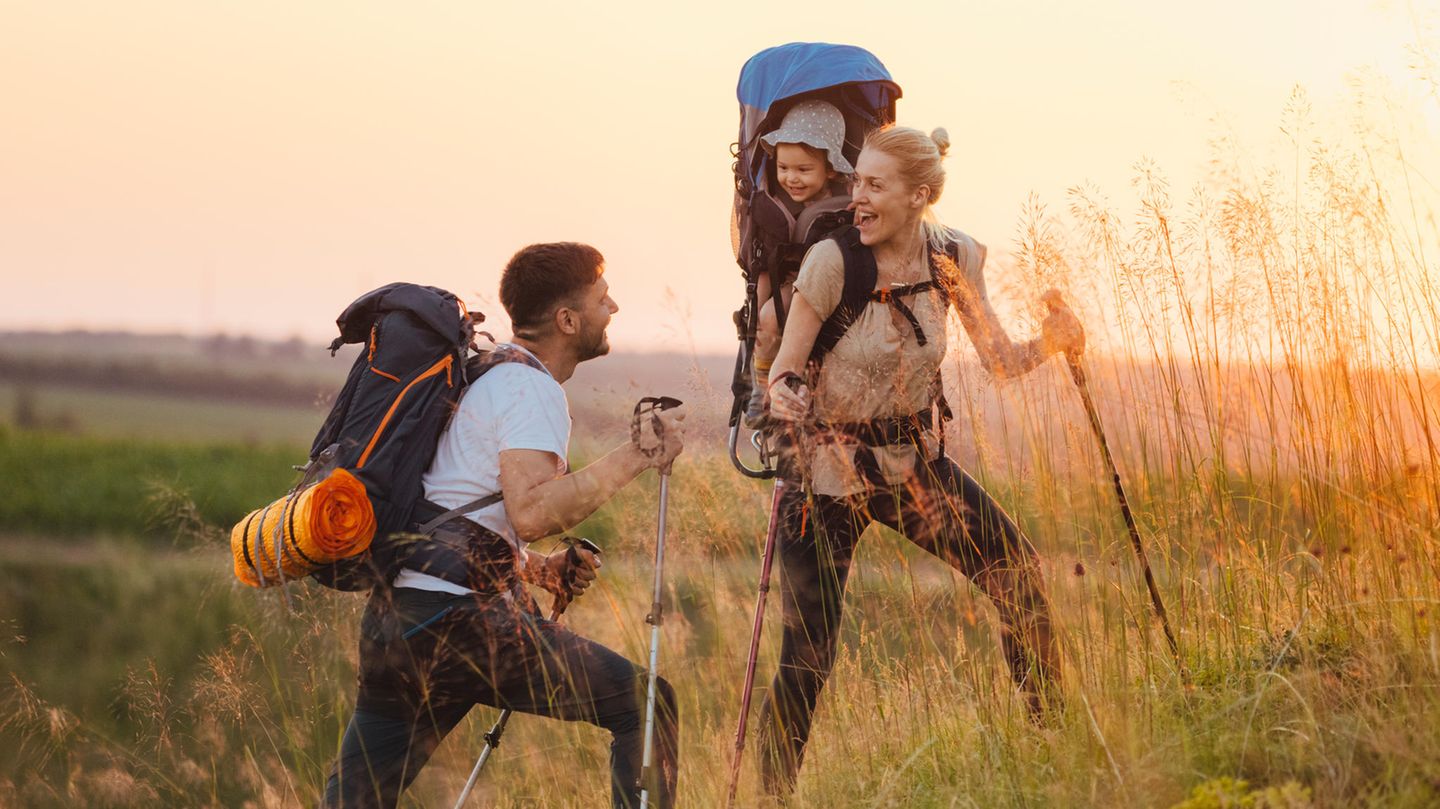 Trekking mit Kindern: Junge Familie beim Wandern