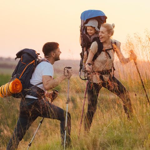 Trekking mit Kindern: Junge Familie beim Wandern