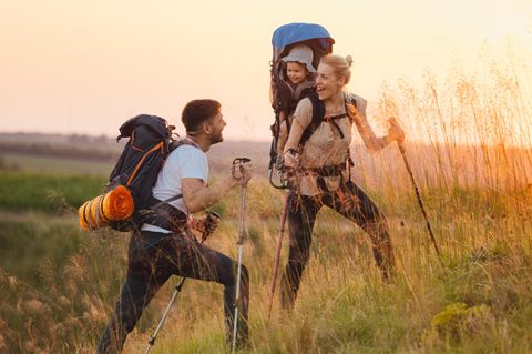 Trekking mit Kindern: Junge Familie beim Wandern