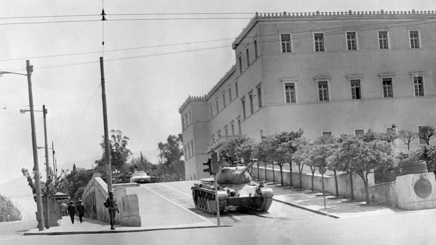 Bilder der Weltgeschichte: 21. April 1967: Putsch in Griechenland – rechtsextreme Militärs errichten mitten in Europa eine Diktatur Ein Panzer ist am Morgen des 21. April 1967 vor dem Parlamentsgebäude am Syntagma Platz in Athen aufgefahren: Heute vor 55 Jahren haben in Griechenland antikommunistischen Offiziere die Macht an sich gerissen. Schon seit Ende des Zweiten Weltkrieges hatten rechte Militärs die Politik des Landes bestimmt, auch wenn es formal eine Demokratie war. Als Mitte der 1960er-Jahre ein liberaler Premierminister ihre Befugnisse beschneiden will, putschen die Obristen. Sie entmachten das Parlament und sperren zehntausende Menschen ins Gefängnis. Sieben Jahre herrscht die Militärdiktatur in Griechenland mit brutaler Willkür, Zensur, Folter und Mord. Die Zahl der Opfer geht in die Tausende. 1974 kollabiert die Junta. Angesichts wachsender wirtschaftlicher Probleme, interner Machtkämpfe, eines Studentenaufstands im Jahr 1973 und eines von den Militärs lancierten Putsches auf Zypern im Juli 1974, der eine Invasion durch die Türkei und die Teilung der Insel zur Folge hatte, erklärt das Regime am 23. Juli seinen Rücktritt. Bereits am nächsten Tag übernimmt eine zivile Regierung die Amtsgeschäfte und entlässt sofort alle politischen Gefangenen. Die Führer des Militärputsches werden wegen Hochverrats zum Tode verurteilt, ihre Strafen später in lebenslange Haft umgewandelt. 21. April 1967: Putsch in Griechenland – rechtsextreme Militärs errichten mitten in Europa eine Diktatur Ein Panzer ist am Morgen des 21. April 1967 vor dem Parlamentsgebäude am Syntagma Platz in Athen aufgefahren: Heute vor 55 Jahren haben in Griechenland antikommunistischen Offiziere die Macht an sich gerissen. Schon seit Ende des Zweiten Weltkrieges hatten rechte Militärs die Politik des Landes bestimmt, auch wenn es formal eine Demokratie war. Als Mitte der 1960er-Jahre ein liberaler Premierminister ihre Befugnisse beschneiden will, putschen die Obristen. Sie entmachten das Parlament und sperren zehntausende Menschen ins Gefängnis. Sieben Jahre herrscht die Militärdiktatur in Griechenland mit brutaler Willkür, Zensur, Folter und Mord. Die Zahl der Opfer geht in die Tausende. 1974 kollabiert die Junta. Angesichts wachsender wirtschaftlicher Probleme, interner Machtkämpfe, eines Studentenaufstands im Jahr 1973 und eines von den Militärs lancierten Putsches auf Zypern im Juli 1974, der eine Invasion durch die Türkei und die Teilung der Insel zur Folge hatte, erklärt das Regime am 23. Juli seinen Rücktritt. Bereits am nächsten Tag übernimmt eine zivile Regierung die Amtsgeschäfte und entlässt sofort alle politischen Gefangenen. Die Führer des Militärputsches werden wegen Hochverrats zum Tode verurteilt, ihre Strafen später in lebenslange Haft umgewandelt.