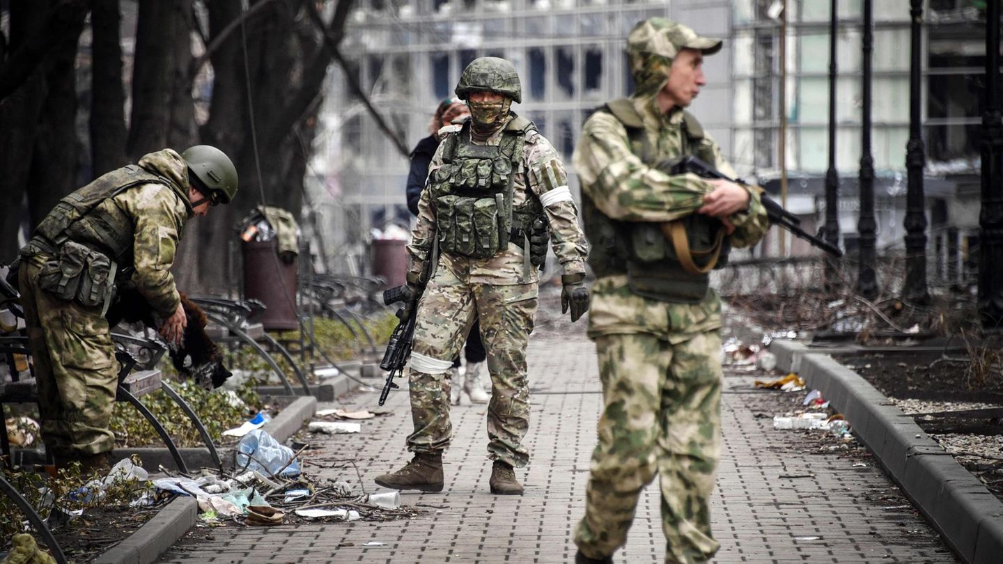 Russische Soldaten in der unkämpften südostukrainischen Hafenstadt Mariupol