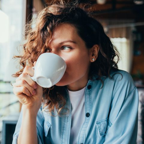 Frau trinkt einen Kaffee