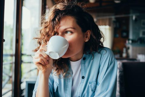 Frau trinkt einen Kaffee