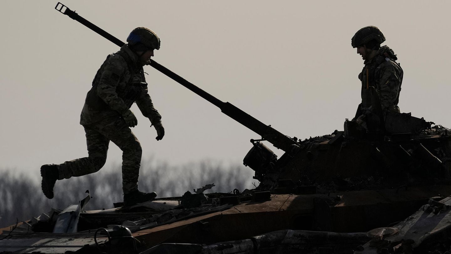 Ein ukrainischer Soldat geht an einem zerstörten russischen Kampffahrzeug in Butscha vorbei